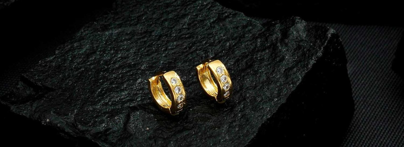 brinco-dourado-de-argolinha-com-pedras-de-zirconia-4.jpg