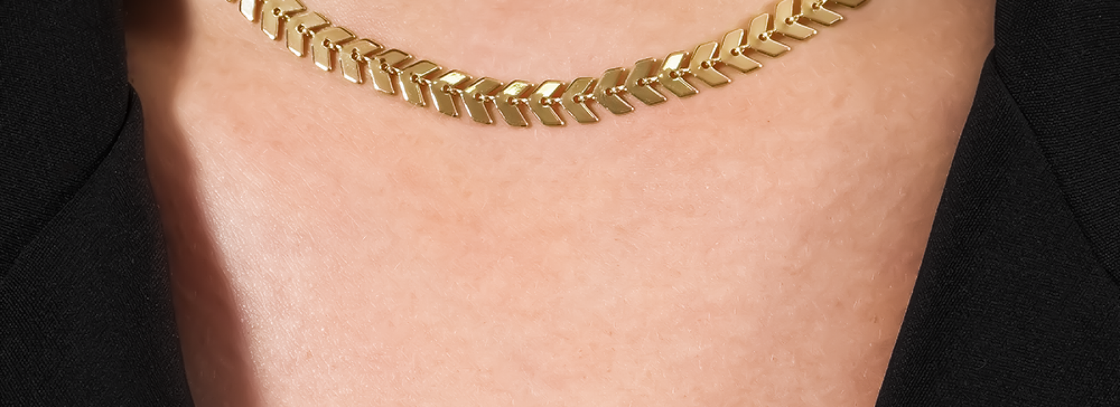 colar-dourado-chocker-de-seta-2.png